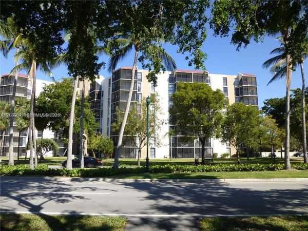 3101 N Country Club Dr , Unit 107, Aventura, FL 33180