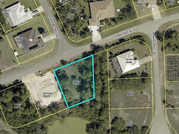 618 Parkdale Blvd , Lehigh Acres, FL 33974