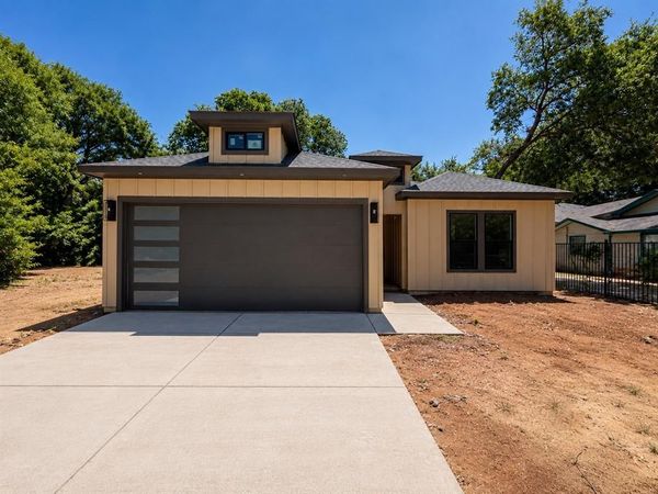 3804 De Maggio Avenue , Dallas, TX 75210
