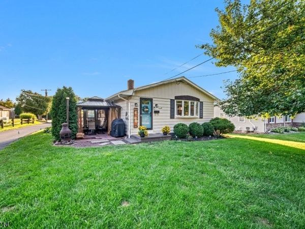 97 Bliss Blvd, Pohatcong, NJ 08865