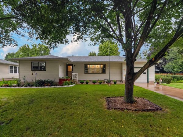 1714 3rd Ave NW , Waverly, IA 50677