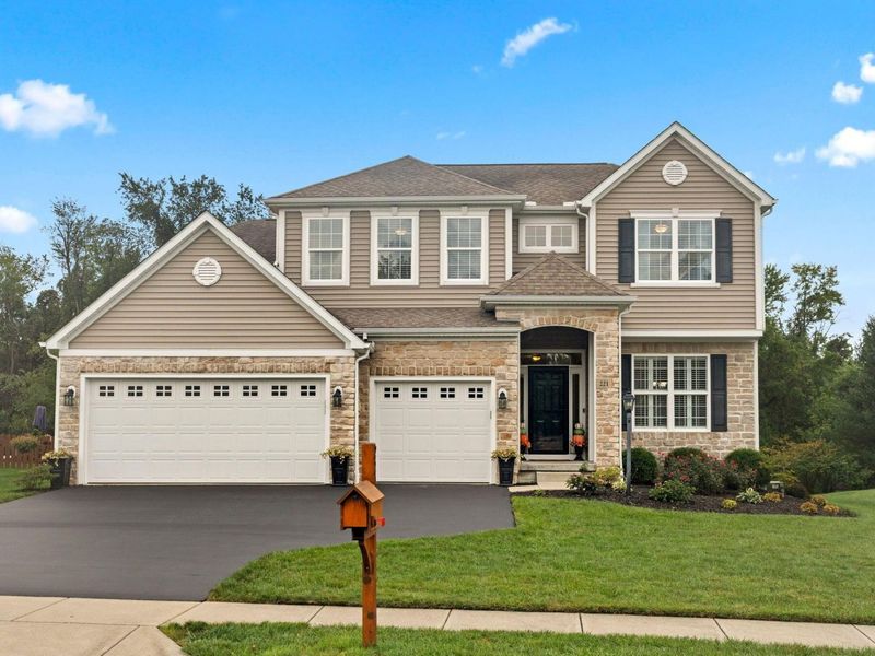 221 Fox Glen Drive E, Pickerington, OH 43147 Photo 1