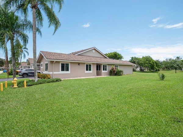 5200 W Lakes Dr, Deerfield Beach, FL 33442