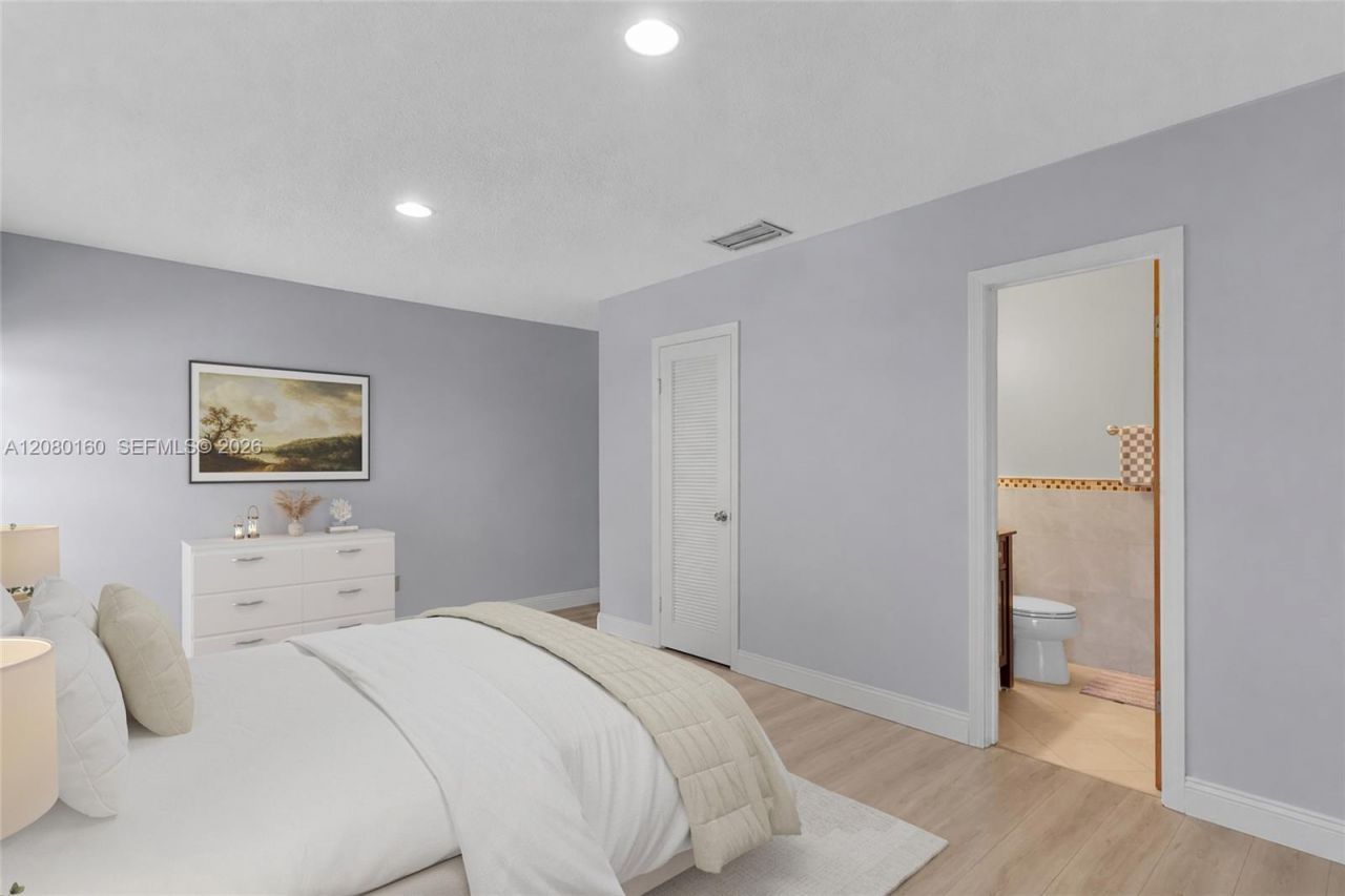 2930 NE 164th St, North Miami Beach, FL 33160 Photo