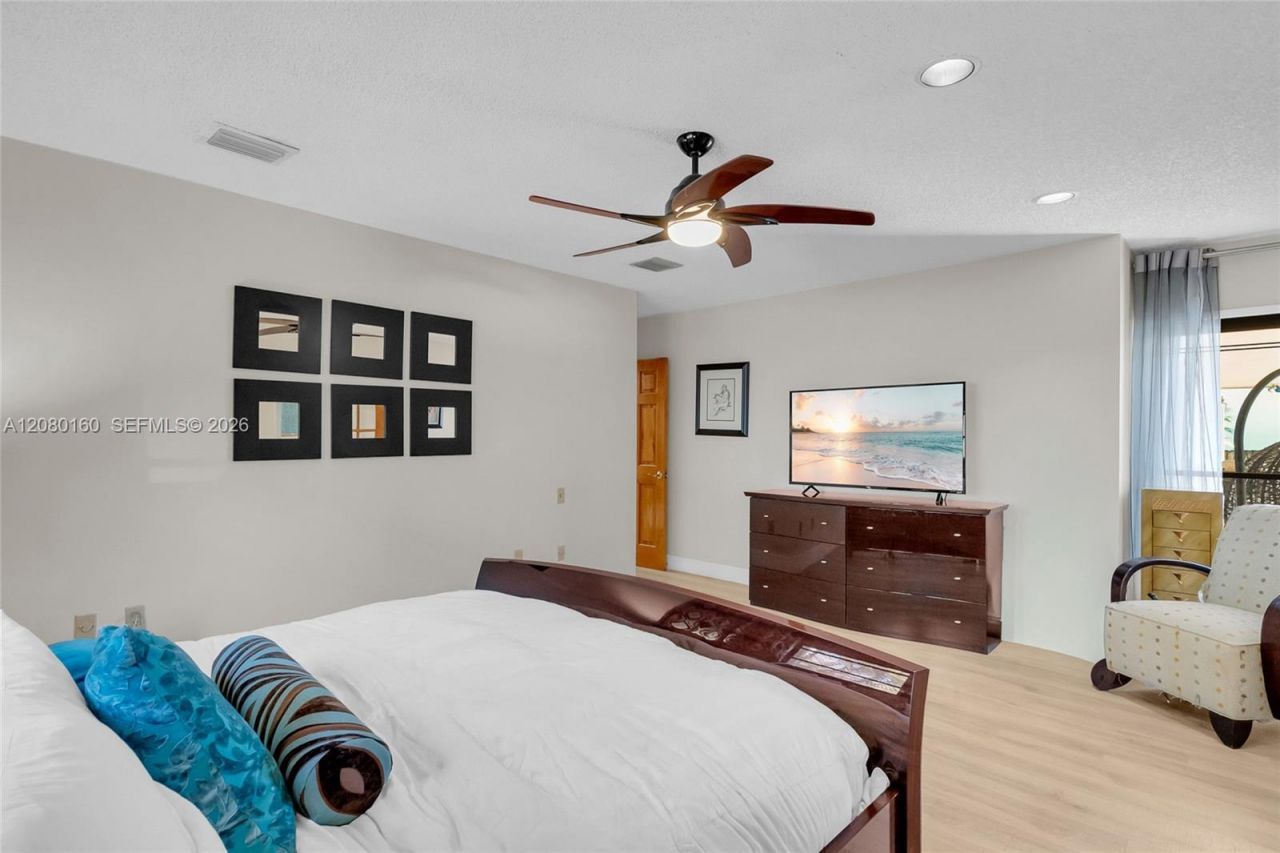 2930 NE 164th St, North Miami Beach, FL 33160 Photo