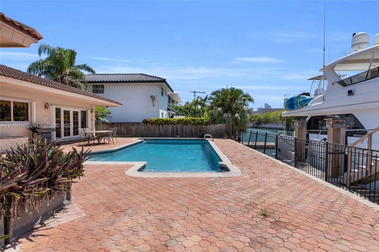 2930 NE 164th St, North Miami Beach, FL 33160 Photo