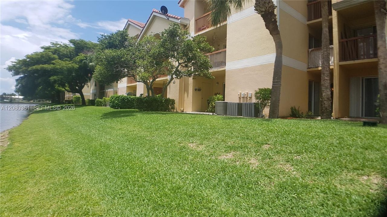7640 Westwood Dr, Unit 403, Tamarac, FL 33321 Photo