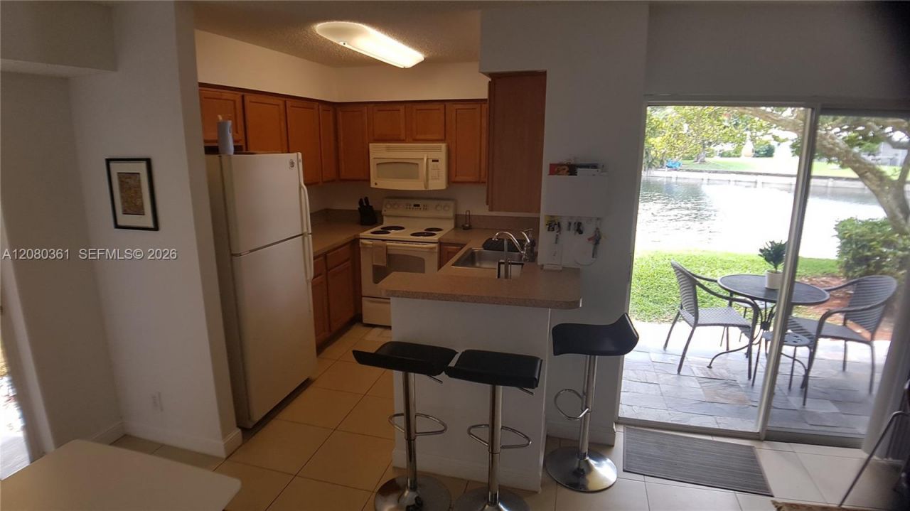 7640 Westwood Dr, Unit 403, Tamarac, FL 33321 Photo