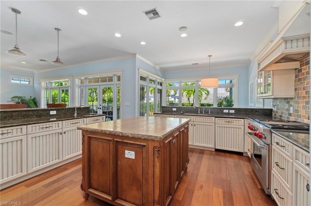 645 Broad Ave S, Naples, FL 34102 Photo
