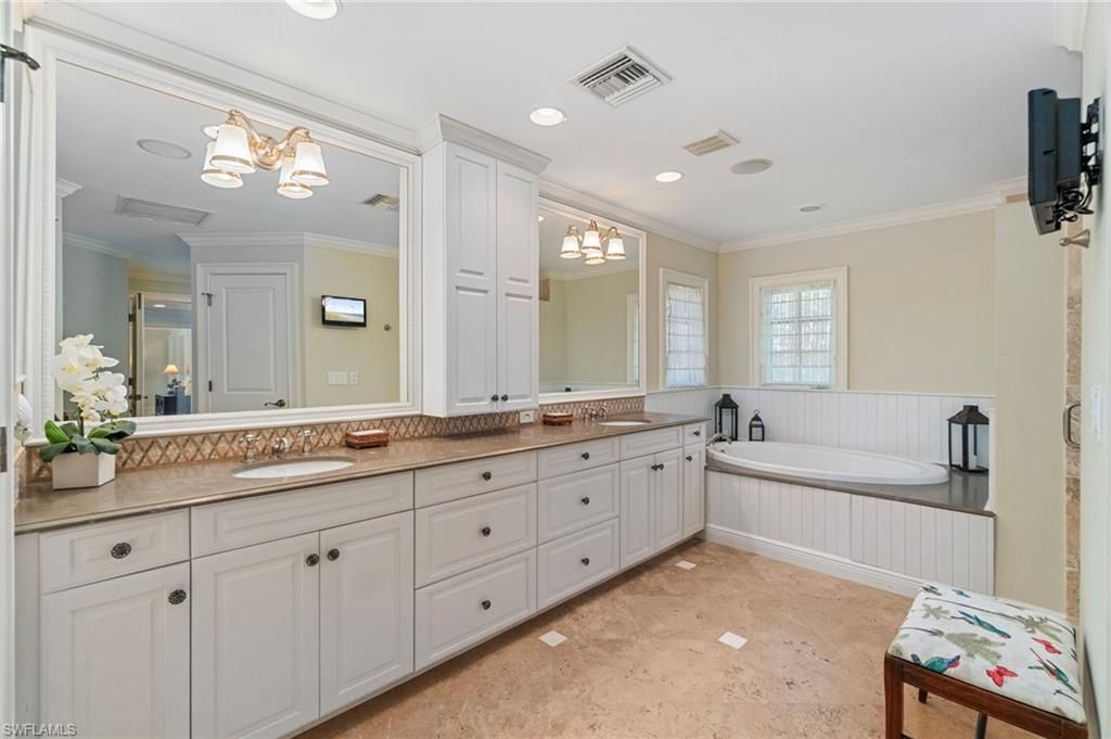 645 Broad Ave S, Naples, FL 34102 Photo
