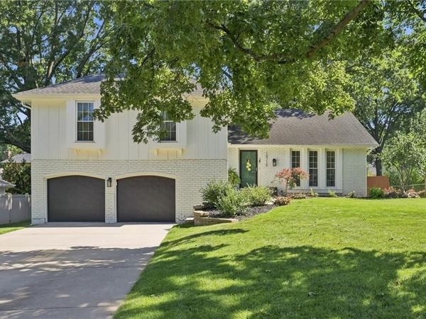 10715 W 101st Terrace, Overland Park, KS 66214