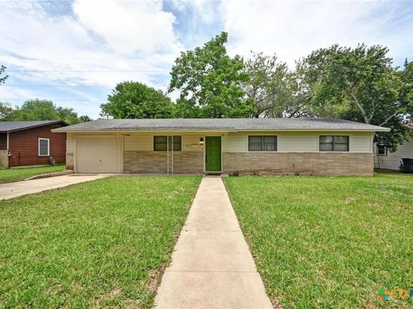 201 Hillcrest Drive , Luling, TX 78648