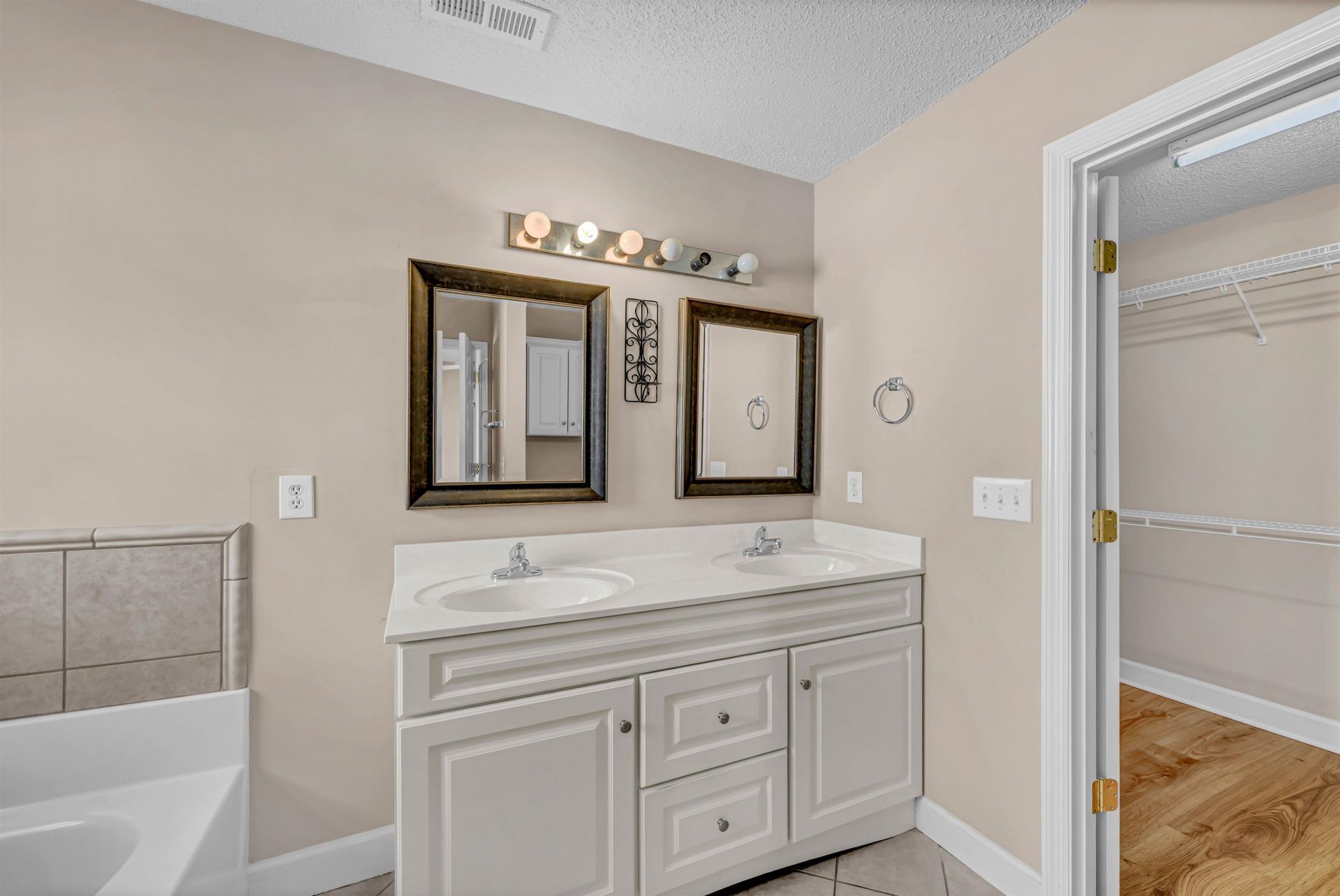 512 Hyacinth Dr. Photo 17