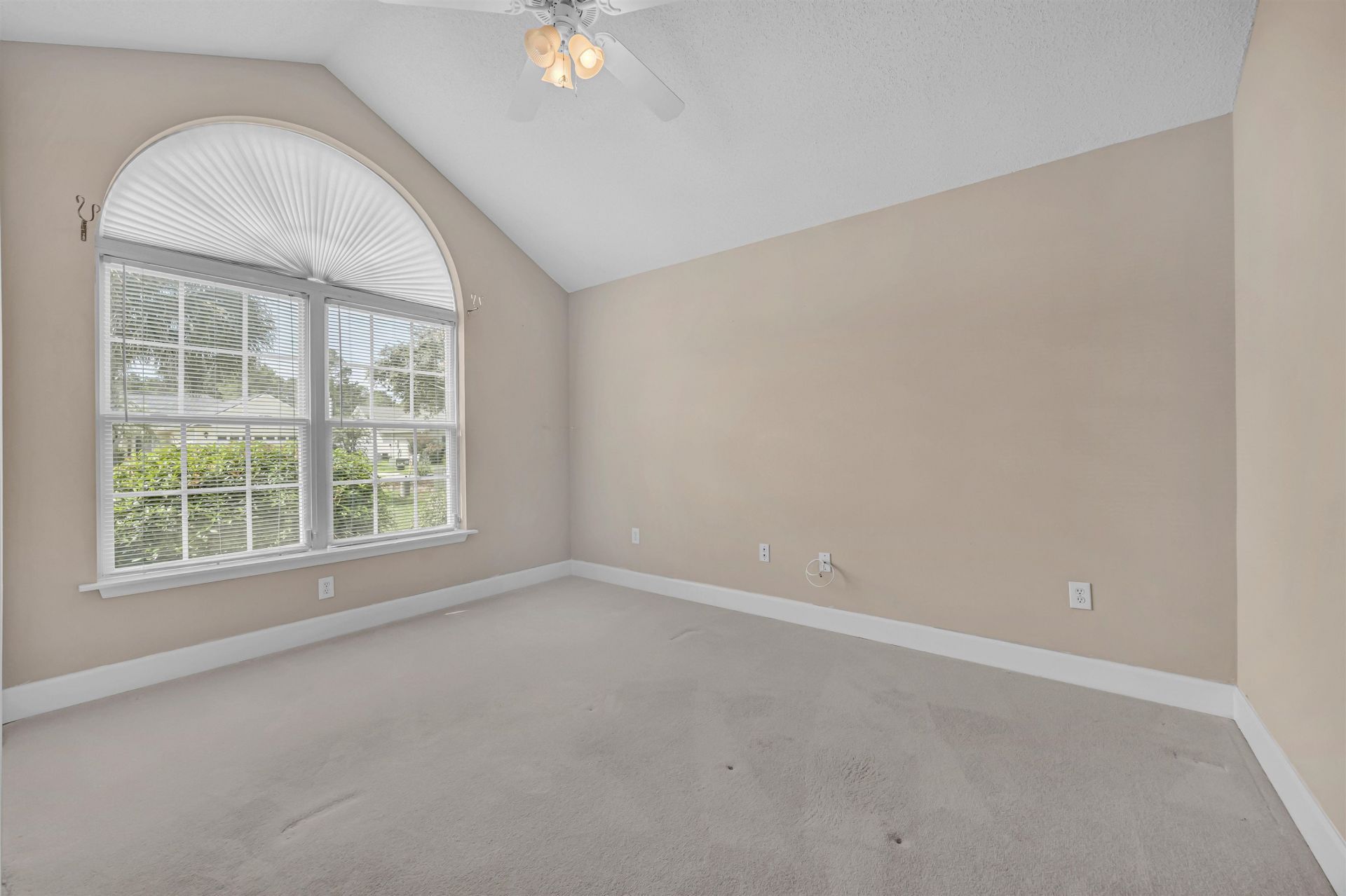 512 Hyacinth Dr. Photo 4