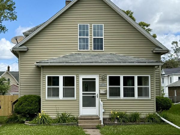 109 LAUREL ST, Muscatine, IA 52761