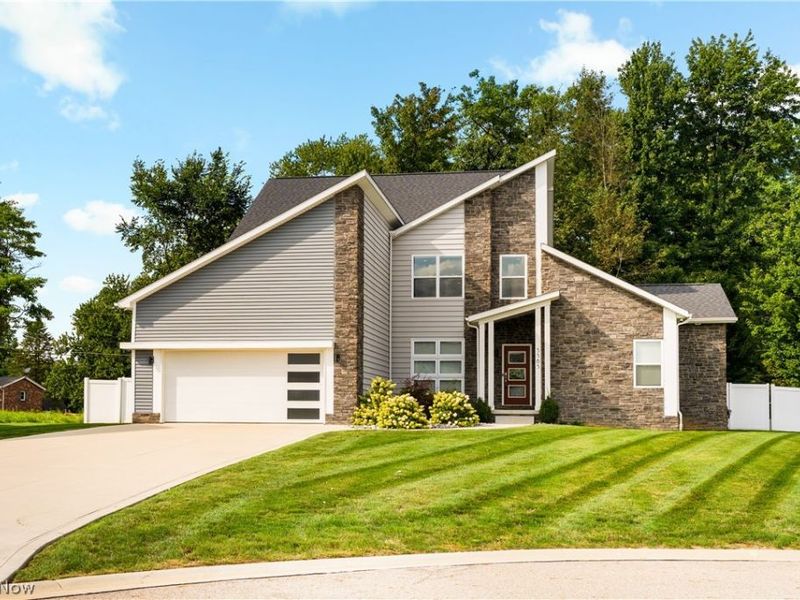 5585 Shadow Ridge Circle NW, North Canton, OH 44720 Photo 1