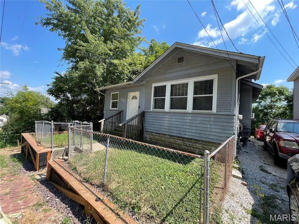 321 Dry Street , Alton, IL 62002