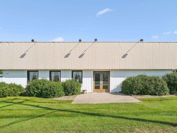 1730 E 1st Avenue, Newton, IA 50208