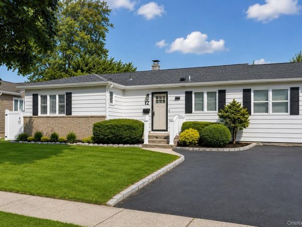 12 Lillian Lane, Plainview, NY 11803