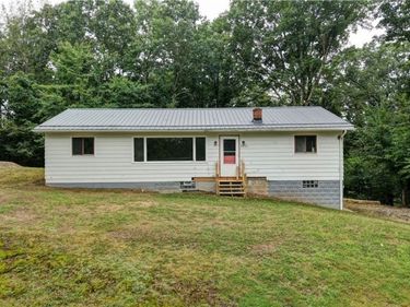 5300 GREENRIDGE RD, New Philadelphia, OH 44663