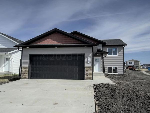 1637 10th Avenue S, Fargo, ND 58103