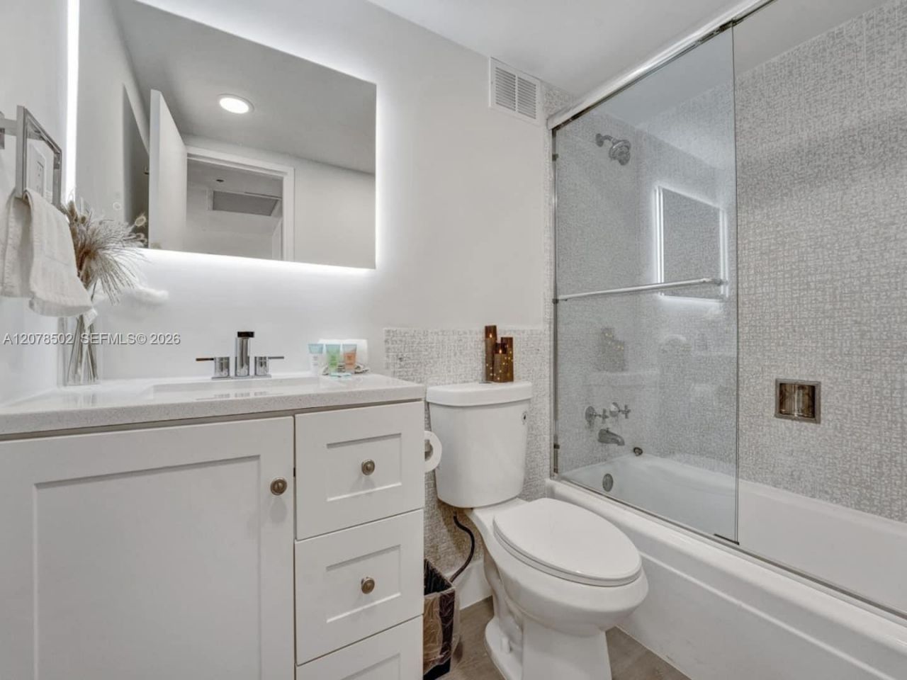 5225 Collins Ave, Unit 1516, Miami Beach, FL 33140 Photo
