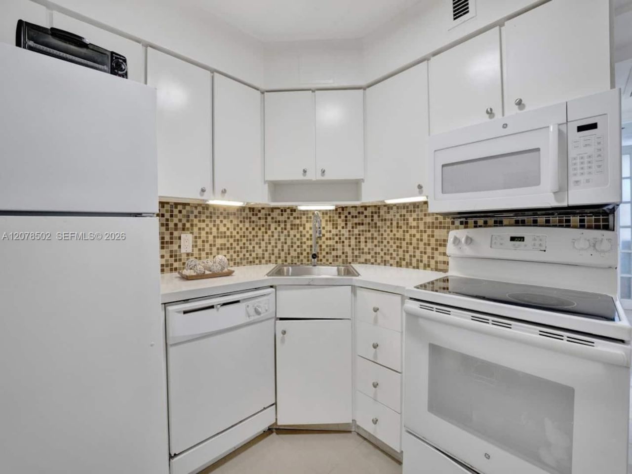5225 Collins Ave, Unit 1516, Miami Beach, FL 33140 Photo