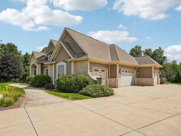 N48W25237 Aberdeen DRIVE, Pewaukee, WI 53072