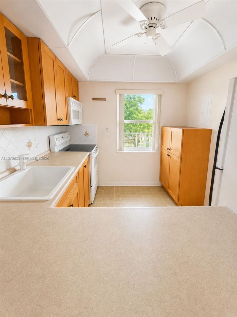 1035 Country Club Dr , Unit 408, Margate, FL 33063 Photo
