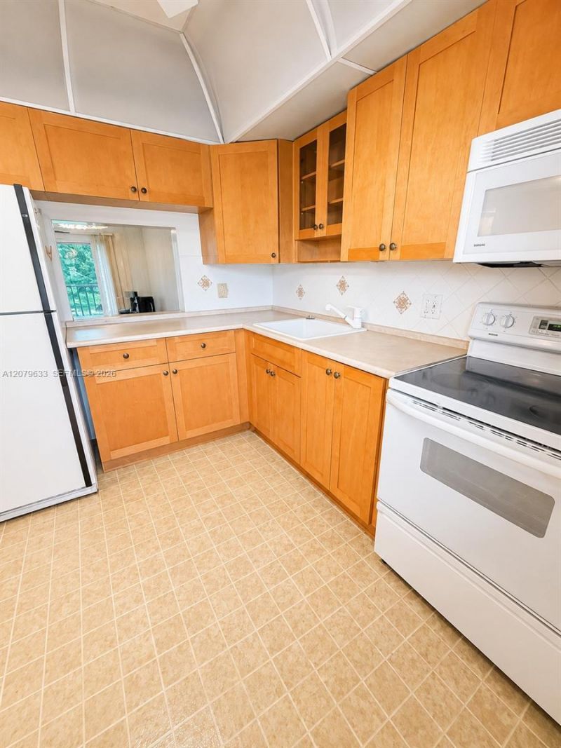 1035 Country Club Dr , Unit 408, Margate, FL 33063 Photo