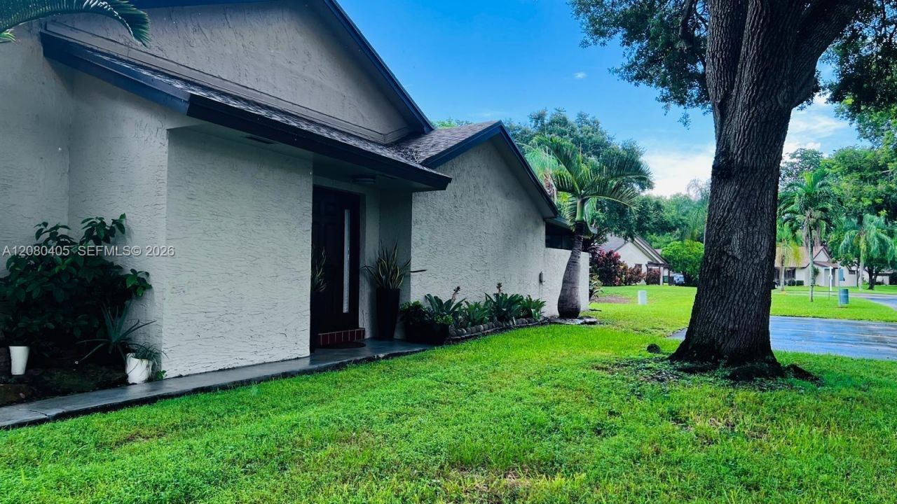 1531 NW 98th Ave , Pembroke Pines, FL 33024 Photo