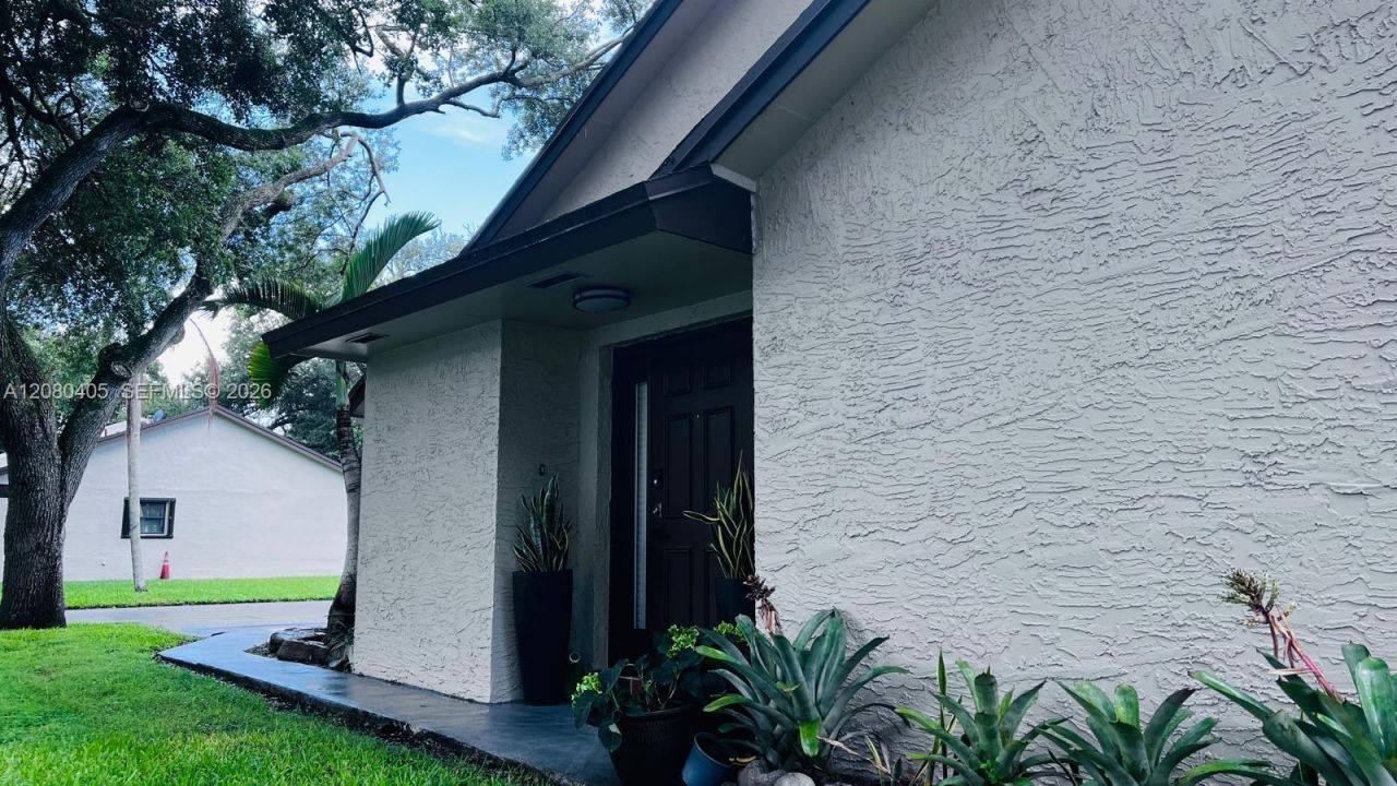 1531 NW 98th Ave , Pembroke Pines, FL 33024 Photo