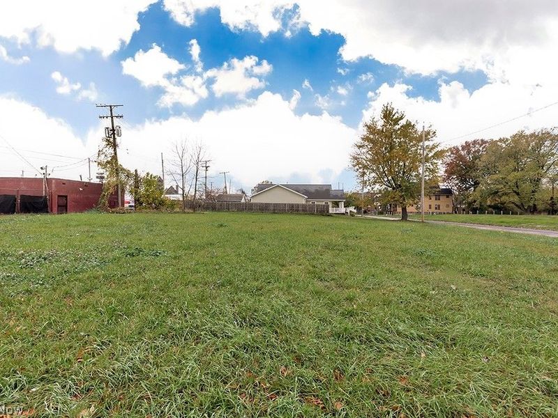 812 E 125th Street, Cleveland, OH 44108 Photo 2