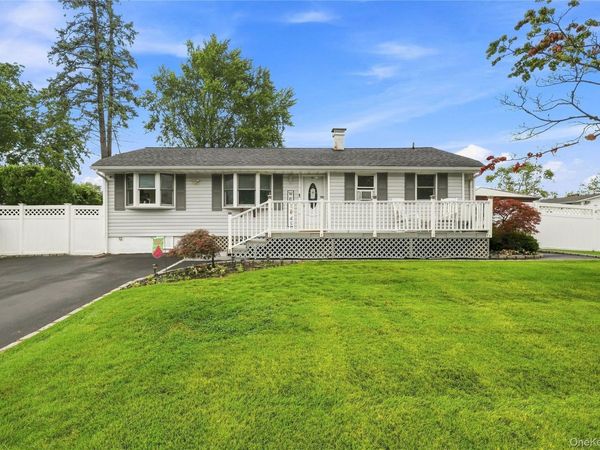 5 Talbot Lane , Selden, NY 11784