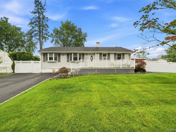 5 Talbot Lane , Selden, NY 11784