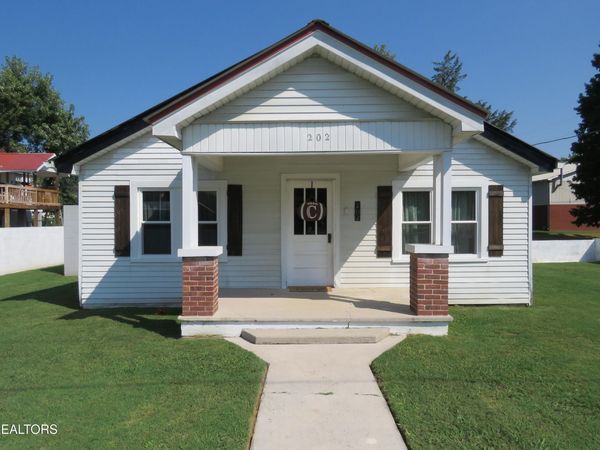 202 W 4th St, Livingston, TN 38570