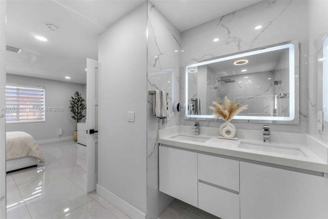 1180 NW 124th Place , Unit 208, Miami, FL 33182 Photo