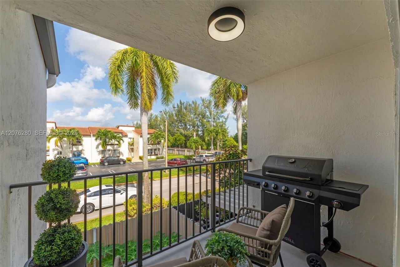 1180 NW 124th Place , Unit 208, Miami, FL 33182 Photo