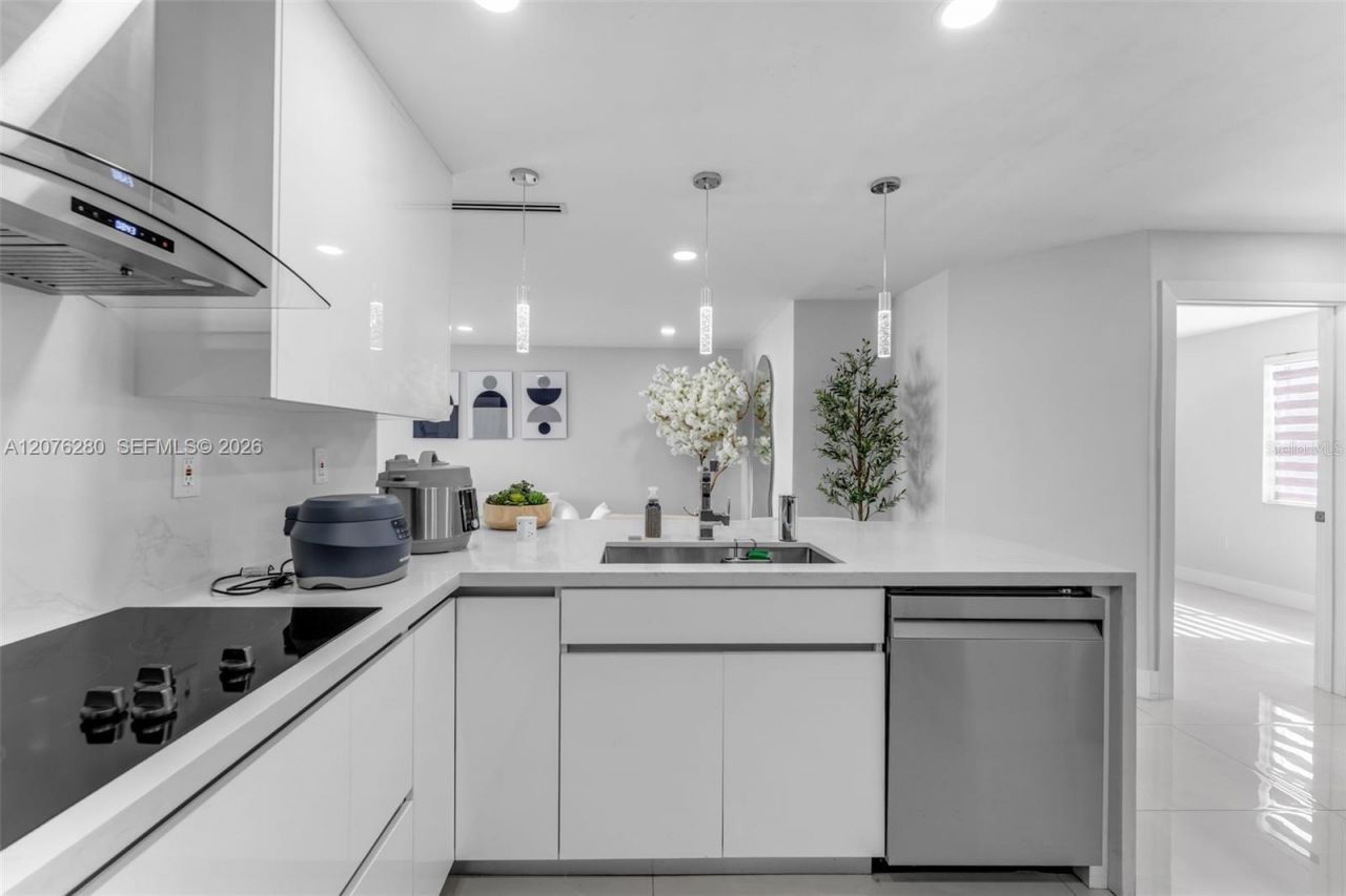 1180 NW 124th Place , Unit 208, Miami, FL 33182 Photo