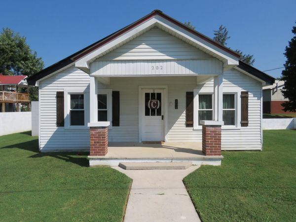 202 W 4th St , Livingston, TN 38570