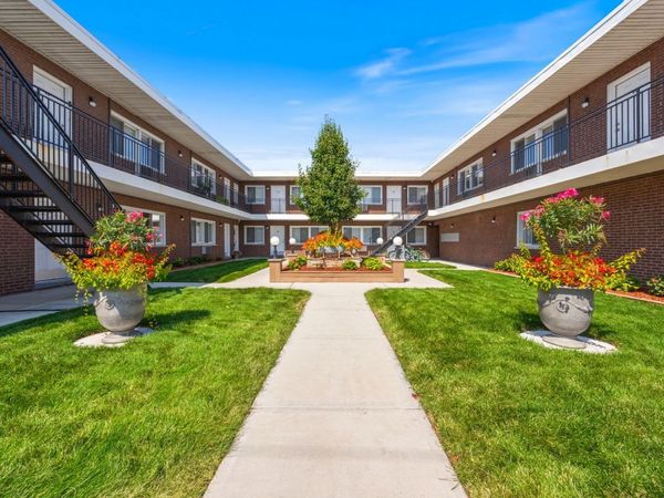 7834 95th Street , Unit 2H, Hickory Hills, IL 60457