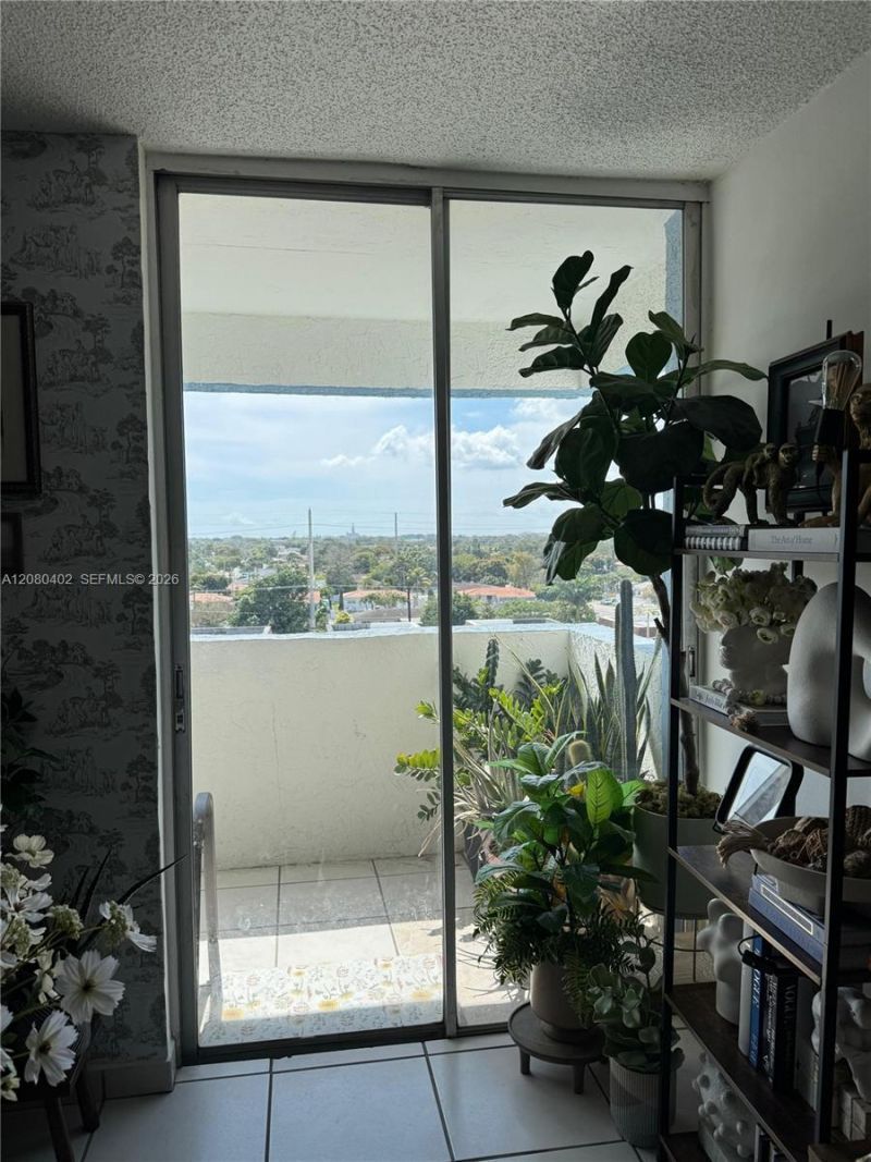 5050 NW 7th St , Unit 604, Miami, FL 33126 Photo