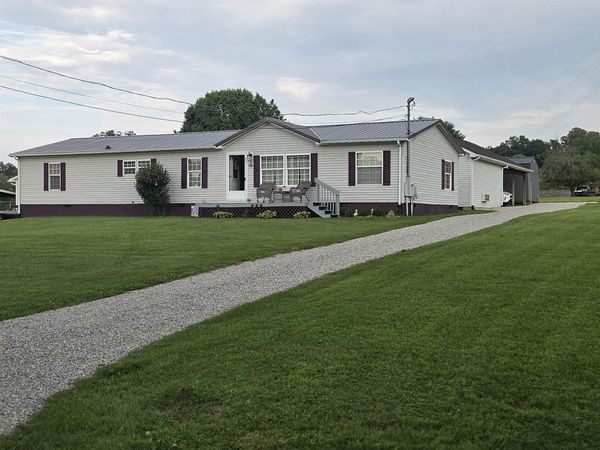 100 Lilloss Avenue, Milton, WV 25541
