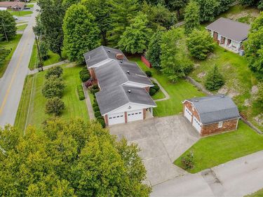 222 N Court Street, Irvine, KY 40336