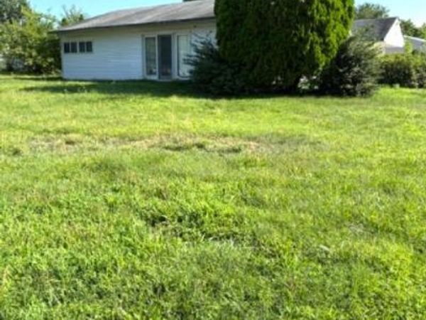 20 SCHOOLHOUSE LANE , LEVITTOWN, PA 19055