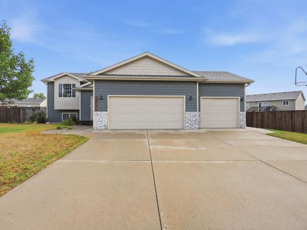 1316 W Creekside Dr, Brandon, SD 57005