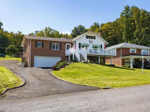 1072 Maple Lake Road, Bridgeport, WV 26330