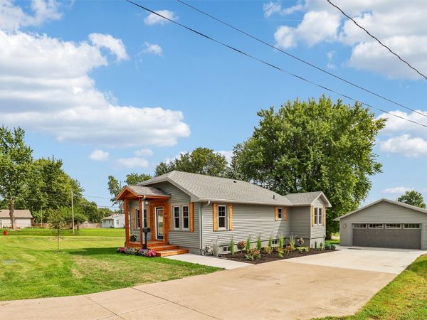431 S 6th Avenue E, Newton, IA 50208