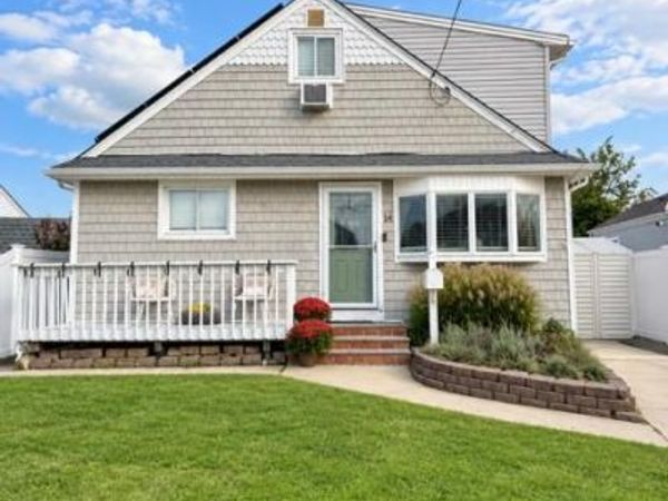 14 E Seacrest Avenue, Lindenhurst, NY 11757