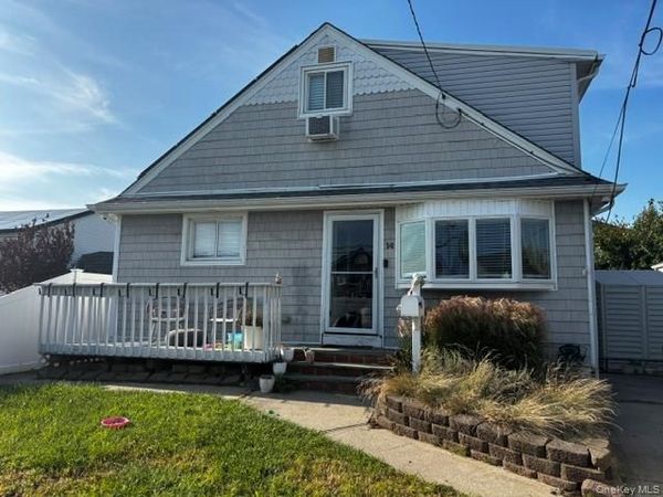 14 E Seacrest Avenue , Lindenhurst, NY 11757